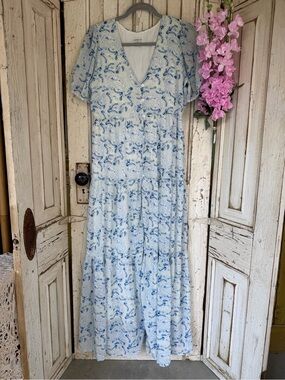 Sugar+Lips Blue Floral V-Neck Tiered Maxi Dress size med